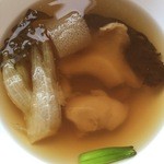 広東料理 センス - 蝦夷ツブ貝と地鶏絹笠茸モリーユ茸の入った香り豊かな上湯蒸しスープ