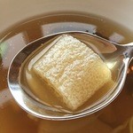 広東料理 センス - 蝦夷ツブ貝と地鶏絹笠茸モリーユ茸の入った香り豊かな上湯蒸しスープ