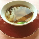 広東料理 センス - 蝦夷ツブ貝と地鶏絹笠茸モリーユ茸の入った香り豊かな上湯蒸しスープ