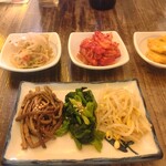 韓国居酒屋ぽちゃぽちゃ - お通し（上）、ナムルミリ合わせ（下）