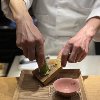 目の前で仕上がる一皿。カウンター席で特別な体験を。