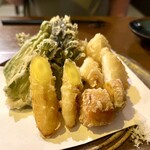 旬菜処 びいどろ - 料理写真:《天ぷら》（本部町、うるま市など） 琉球タラの芽 オオタニワタリ 島人参 新玉ねぎ セーイカ 黄金芋