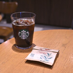 スターバックス・コーヒー - ドリンク写真:【ブリュードコーヒー(S)@税込400円】アイスコーヒーブレンド、 珈琲豆(グアテマラ/アンティグア)@サービス