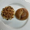 Boulangerie TAMURA - チョコワッフルとプレーンベーグル。