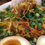 長町ラーメン - トッピングネギ辛味有りは
      チャーシューコマ切れと白髪ネギを辛味と和えて
      仙台青小ネギと揚げネギの三種のネギです。
      技ありのネギです。