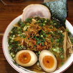 長町ラーメン - 長町ラーメン煮卵入
      トッピングネギで辛味有り
      旨い一杯ですよ。