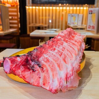 スプーンで取るまぐろの骨付き中落ち