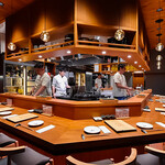 博多天ぷら ながおか - 有名な飲食店デザイナーが作った拘りの内装