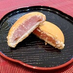 セブンイレブン - ◉ 桜のもちまんじゅう　288円（税抜）
　　3個入り
　☘️『なごやん』のような皮の中に、
　　もっちもちの餅が入ってました！
　　桜の香りが広がりました- ̗̀( ˶'ᵕ'˶) ̖́-