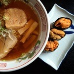 武寿司 - 澄んだスープの昔ながらなラーメンとウニ軍艦の相性サイコーです。