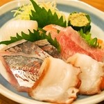 酒饌亭 灘菊かっぱ亭 - 刺身盛り合わせ（鯵、タコ、トロ、サーモン、烏賊）