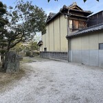 なが餅 笹井屋 - 駐車場と言っても完全に『庭』です