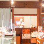 かんのや - 内観写真:本店文助限定『手包み生ゆべし』職人が一つ一つ包んでおります。