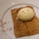 デザート「温かいリンゴのタルト、バニラアイスクリーム添え」