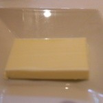 かえりやま - バターは大きく、量もたっぷり