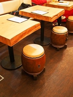 Shusentei Nadagiku Omizosu Jinokappa - テーブル席の椅子は本物の太鼓を使っています