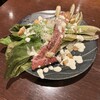 バル エスパーニャ カルネ - ローストロメインレタスと厚切り炭焼きベーコンのシーザーサラダ(1,100円)