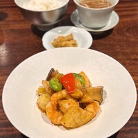 新中国料理HARAKAWA 北新地店 - 日替わりランチ(1,600円)
                      海老の自家製XO醤炒め
                      前菜盛り合わせ
                      気仙沼産フカヒレスープ(+500円)
                      ご飯･香の物
                      杏仁豆腐とイチゴ