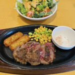 ガスト - 料理写真:サラダとステーキ