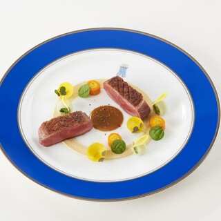 ”トゥールダルジャン”のシグニチャーメニューの鴨料理