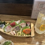 魚猫 - 刺身盛り合わせとメガ角ハイボール