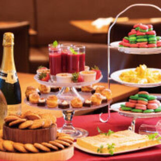 A splendid dessert wagon to enjoy at your leisure, savoring the aftertaste of your meal.