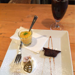 トラットリア チェーロ - 2015.2
      ミニデザートとアイスコーヒーも1080円で付きます
