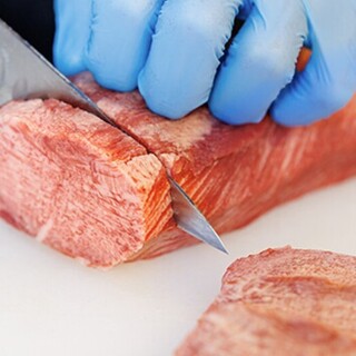 部位や肉質に合わせて目の前でカット！新しい焼肉体験