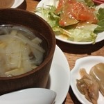 四川厨房 美 - ランチのスープ、ザーサイ、ミニサラダ