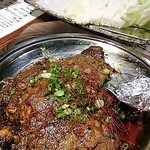 鍛冶屋 文蔵 - 巨大な鶏モモはナイフでカットしましょう