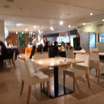 デリシャス ダイニング サカイ - 広い店内です