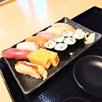  寿司酒場 すし屋の秀ヨシ - 回転の良い人気店だから、"ねた"の新鮮さは間違いなし。