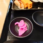  寿司酒場 すし屋の秀ヨシ - "がり"の他に、箸休めの"お漬物"も添えてくれる心遣い。
