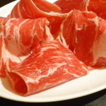台湾料理故宮 - 鍋に入れる牛肉。