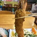 旅館ごとう‎ - 長さ20センチを超えていそうなジャンボ海老フライ。重たいです
