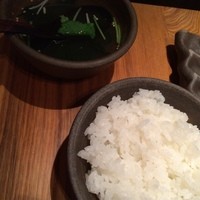 但馬屋 心斎橋 - ごはん、わかめスープ