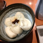 麺処 秋もと - カウンターで現金払い450円　中央のラー油ダレみたいなのとネギが味を引き締めます。