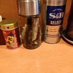 麺処 秋もと - 今回は使用せずに終わった卓上の調味料