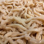 麺処 秋もと - 弾力のある縮れ麺