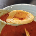旭川ラーメン - 茹で玉子はスライスでした(>︿<｡)