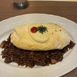 サロン 卵と私 - 料理写真:スフレオムレツと漆黒のコク旨チャーハンとろ〜りチーズのせ