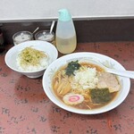 紀の家 - 料理写真:ラーメン（並）¥790、やく味玉ねぎ¥100、ネギご飯¥320
