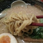 Echigohizoumemmujinzoukamedaya - 豚骨醤油ラーメンの麺