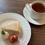カフェ ぴど - デザートの「ヨーグルトのベイクドケーキ」と「ピーチ＆ラフランスティー」