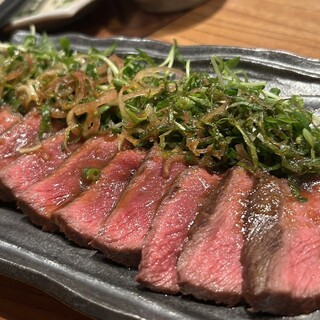 夏にピッタリな薬味たっぷり和牛鉄板タタキや創作鉄板料理もぜひ