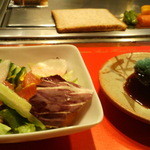 ステーキハウス 千萬 - サラダとつけダレ(ガーリック)