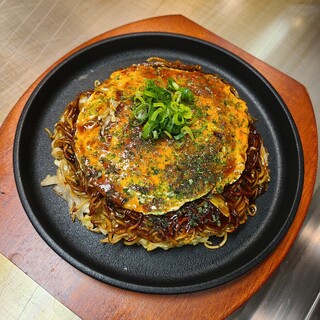 キャベツの甘み広がる！看板メニュー「広島お好み焼き」を満喫