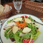 PAUL - いつもこの、蒸し鶏と胡桃と林檎のサラダ　¥1,397