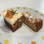 new born CAFE - キャロットケーキとクランブルケーキ