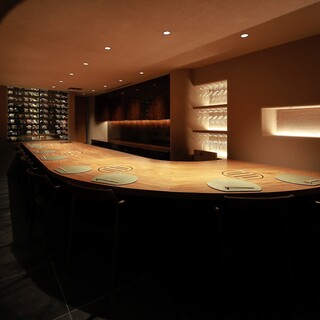 ライブ感を引き出す、8席のカウンター空間